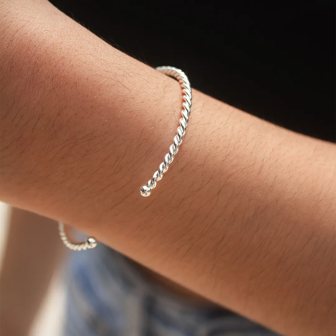 BRACELETE TORCIDO COM BOLINHAS BRACELETE TORCIDO COM BOLINHAS