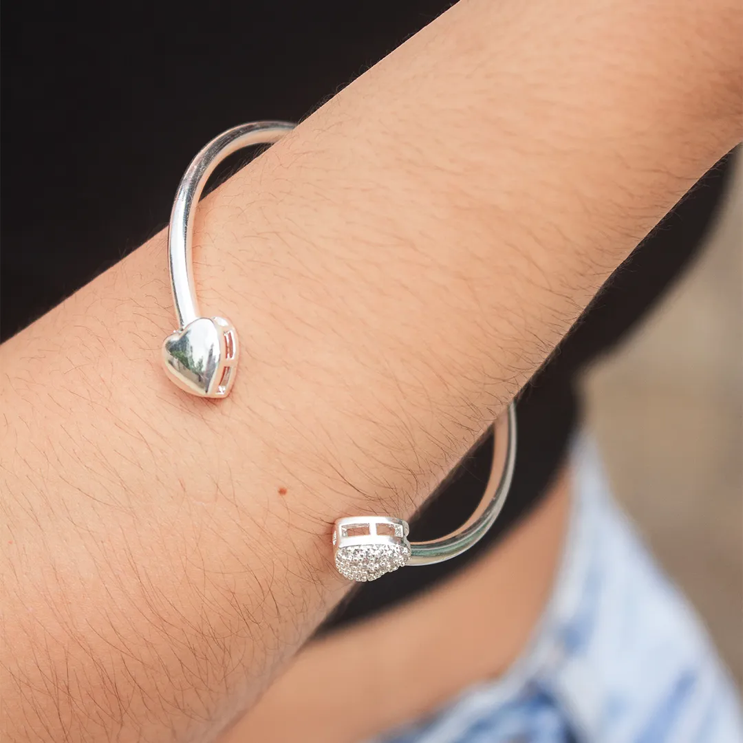 BRACELETE FIO COM CORAÇÕES LISO E CRAVEJADO BRACELETE FIO COM CORAÇÕES LISO E CRAVEJADO