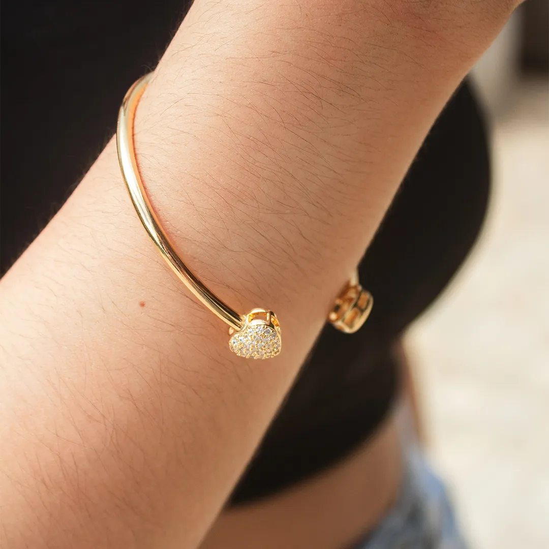 BRACELETE FIO COM CORAÇÕES LISO E CRAVEJADO BRACELETE FIO COM CORAÇÕES LISO E CRAVEJADO